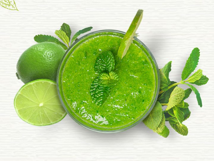 Suco verde detox com limão e hortelã, visto de cima