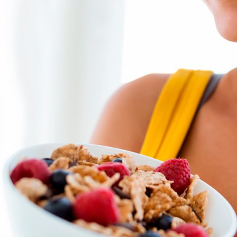 Tigela de granola com framboesas e mirtilos