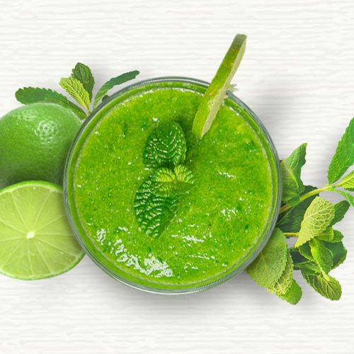 Suco verde com limão e folhas de hortelã, visto de cima